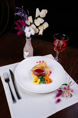 Hurma ve bitkilerle süslenmiş tatlı soslu balık külçeleri.