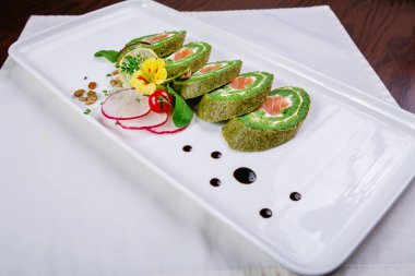 Yeşil suşi. Chuka salatalı Japon suşisi. Asya Diyet Yemeği. Üst görünüm.