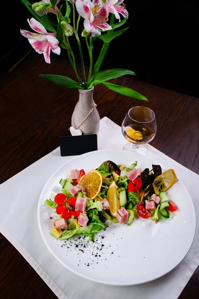 Plato Con Una Ensalada Saludable Para Cena Con Tomate Salchicha —  Fotos de Stock