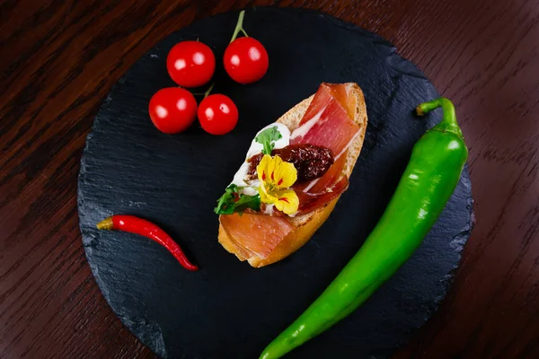 Ισπανικά Τάπας Φαγητού Ψημένο Ψωμί Κατσικίσιο Τυρί Και Ζαμπόν Σεράνο — Φωτογραφία Αρχείου