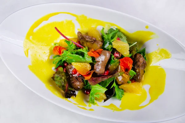 Salat Mit Leber Rucola Orange Spinat Und Mandeln Auf Teller Stockbild
