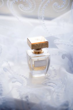 Düğün günü mermer bir arka planda mücevherler