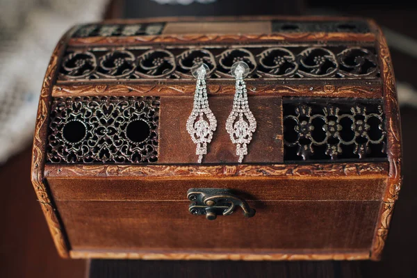 Vintage Damenschmuck und Handschuhe. Retro-Konzept mit getrockneten Rosen auf hölzernem Hintergrund — Stockfoto