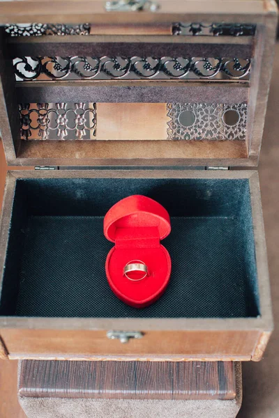 Joyas y guantes vintage para mujer. Concepto retro con rosas secas sobre fondo de madera —  Fotos de Stock