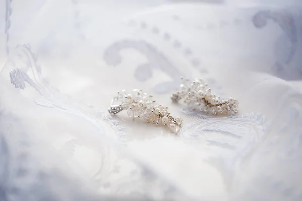 Smycken på en marmor bakgrund i bröllopsdag — Stockfoto