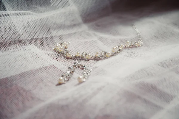 Bijoux sur fond de marbre le jour du mariage — Photo