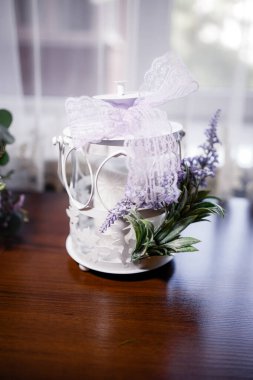 Düğün için mavi pastel masanin yaninda büyük mumlar.