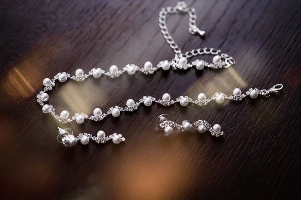 Düğün günü mermer bir arka planda mücevherler. — Stok fotoğraf