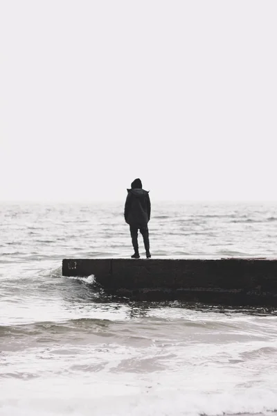 Osamělý Člověk Při Pohledu Pobřeží Pláži Stock Snímky