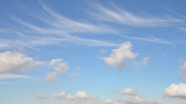 在天气晴朗的时候飞云 — 图库视频影像