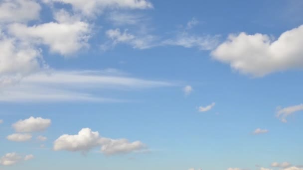 Molnen som flyger i klart väder — Stockvideo