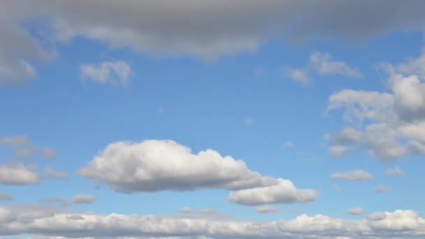 Nuvens em movimento no céu — Vídeo de Stock