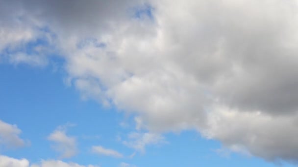 Nubes en movimiento en el cielo — Vídeos de Stock