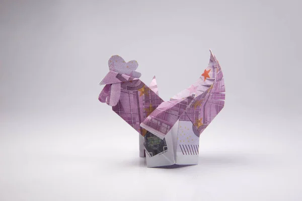 Оригами в форме петуха — стоковое фото