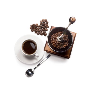 Beyaz bir arka plan üzerinde kahve öznitelikleri