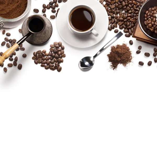 Атрибуты кофе на белом фоне — стоковое фото