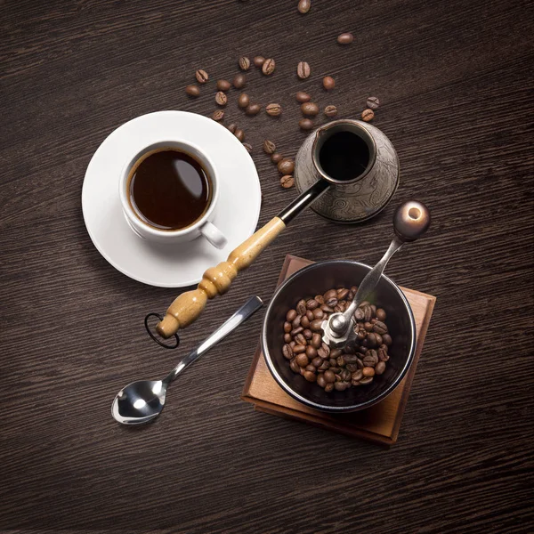 Атрибуты кофе на деревянном фоне — стоковое фото