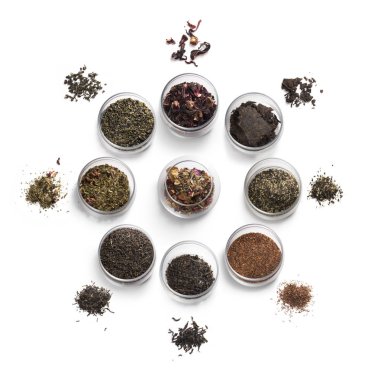 beyaz zemin üzerinde çay aksesuarları