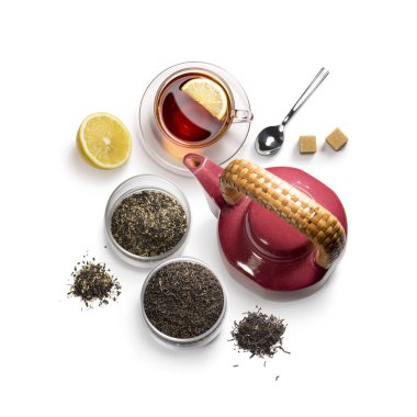 beyaz zemin üzerinde çay aksesuarları