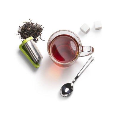 beyaz zemin üzerinde çay aksesuarları