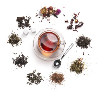 beyaz zemin üzerinde çay aksesuarları