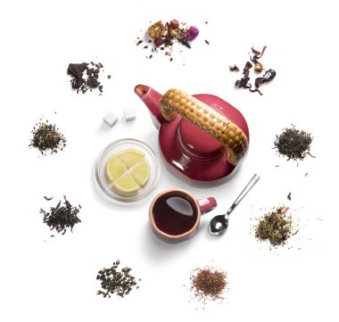 beyaz zemin üzerinde çay aksesuarları