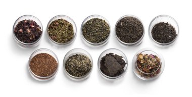 beyaz zemin üzerinde çay aksesuarları