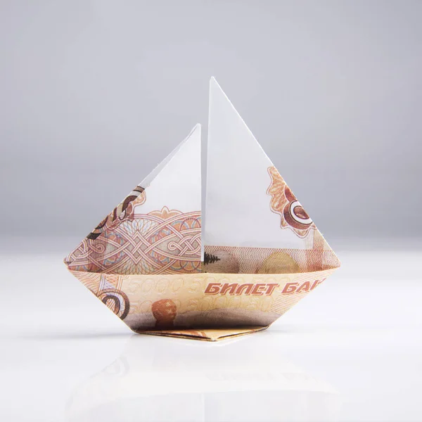 Корабль из банкнот — стоковое фото