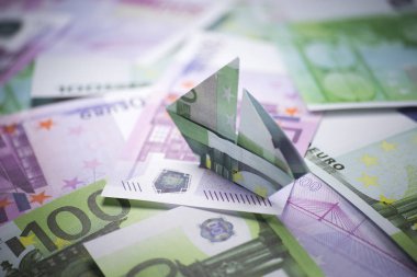 Origami kağıt para bir arka plan üzerinde gemi