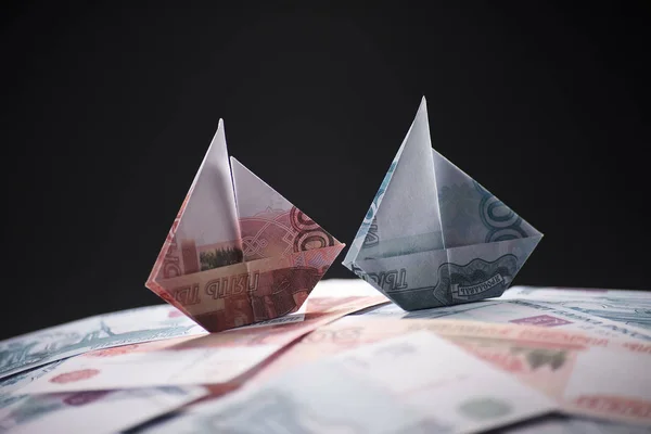 Schiff Origami Banknoten Auf Einem Hintergrund Aus Geld — Stockfoto