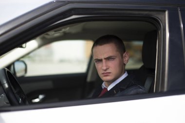 Takım elbiseli genç işadamı