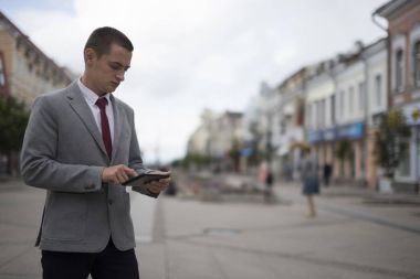 Takım elbiseli genç işadamı