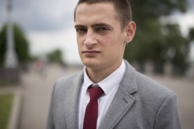 Takım elbiseli genç işadamı