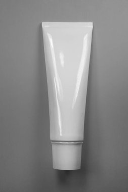 Beyaz plastik tüp