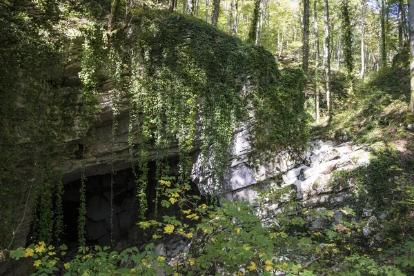 Vstup do jeskyně Vorontsov v blízkosti města Soči, Rusko. Jasný den 24. října 2019 — Stock fotografie