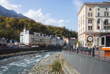 Krasnaya Polyana, Sochi, Rusya yakınlarındaki Esto Sadok şehri. Güneşli Gün 26 Ekim 2019