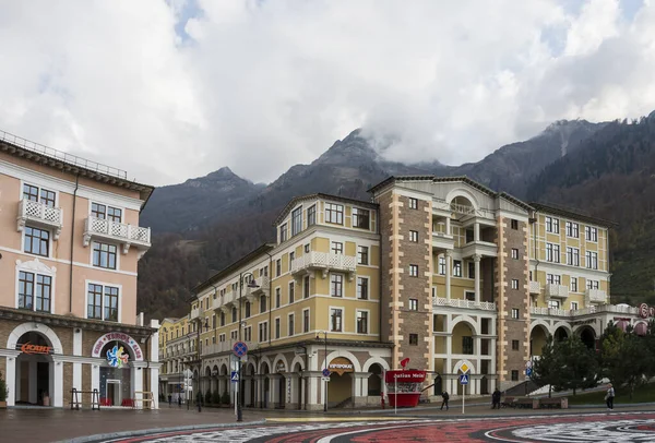 Rue de la station de ski Gorky Gorod à proximité de la ville de Sotchi, Russie. 26 octobre 2019 — Photo