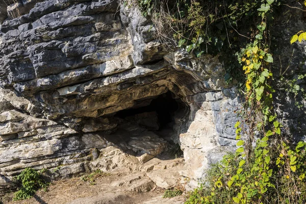 Ахштырская пещера является достопримечательностью недалеко от города Сочи, Россия. 27 октября 2019 года — стоковое фото