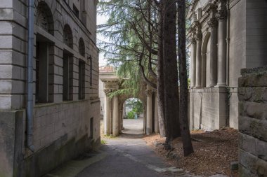 Rusya 'nın Sochi kentinde, Ordzhonikidze' nin adını taşıyan terk edilmiş bir sanatoryumun binası. Yerel turist eğlencesi. 29 Ekim 2019