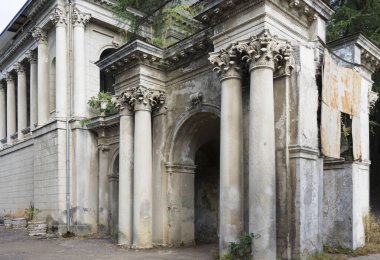 Rusya 'nın Sochi kentinde, Ordzhonikidze' nin adını taşıyan terk edilmiş bir sanatoryumun binası. Yerel turist eğlencesi. 29 Ekim 2019