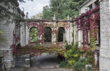 Rusya 'nın Sochi kentinde, Ordzhonikidze' nin adını taşıyan terk edilmiş bir sanatoryumun binası. Yerel turist eğlencesi. 29 Ekim 2019