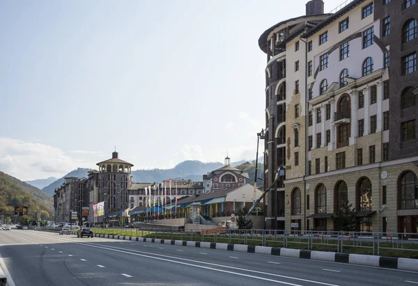 Paysage urbain Esto Sadok près de Krasnaya Polyana, Sotchi, Russie. Clair Journée ensoleillée 26 octobre 2019 — Photo