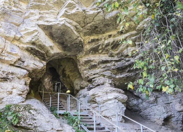 La cueva de Akhshtyrskaya es un hito cerca de la ciudad de Sochi, Rusia. 27 octubre 2019 — Foto de Stock