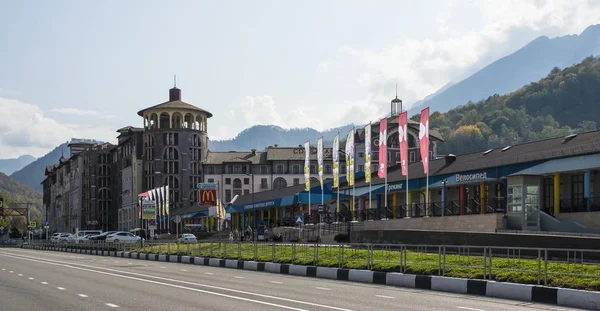 Paysage urbain Esto Sadok près de Krasnaya Polyana, Sotchi, Russie. Clair Journée ensoleillée 26 octobre 2019 — Photo