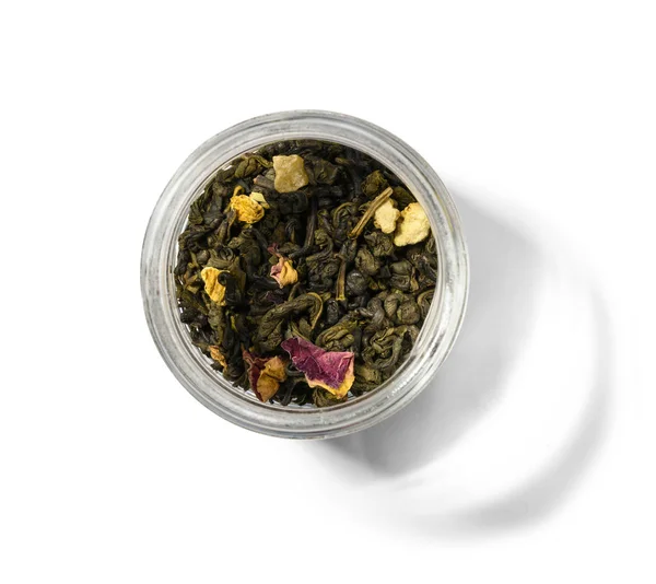 Yeşil çay ve aromatik katkı maddeleri. Beyaz arkaplanda üst görünüm — Stok fotoğraf