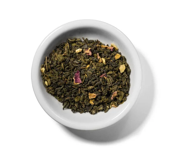 Grüner Tee mit aromatischen Zusätzen. Draufsicht auf weißem Hintergrund — Stockfoto