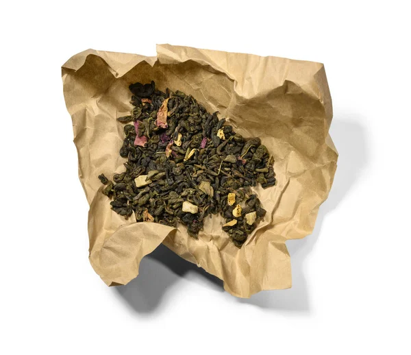 Grönt te med aromatiska tillsatser. Ovanifrån på vit bakgrund — Stockfoto