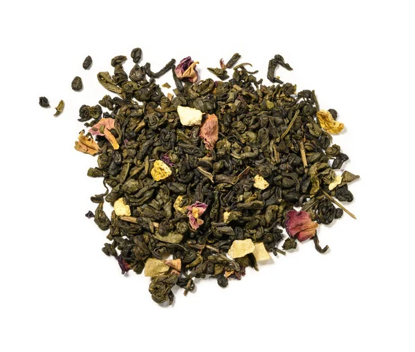 Yeşil çay ve aromatik katkı maddeleri. Beyaz arkaplanda üst görünüm — Stok fotoğraf