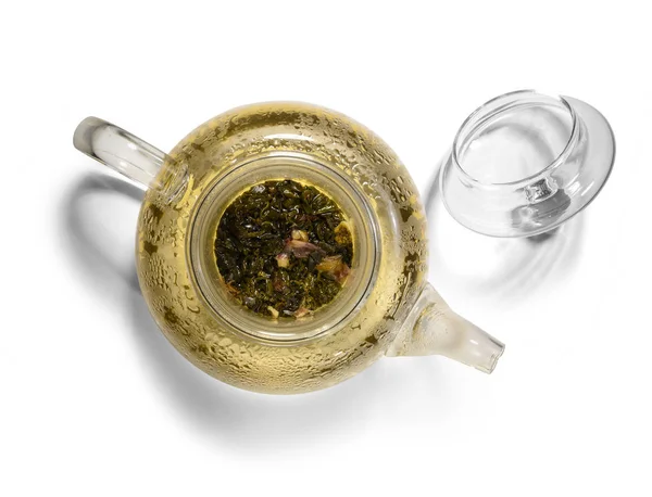 Chá verde quente em bule de vidro no fundo branco — Fotografia de Stock