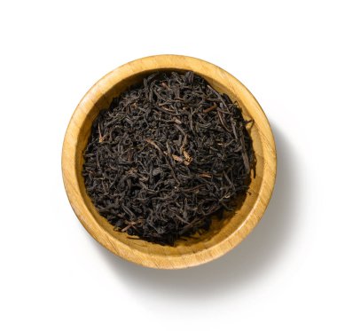 Beyaz arkaplanda siyah çay üst görünümü